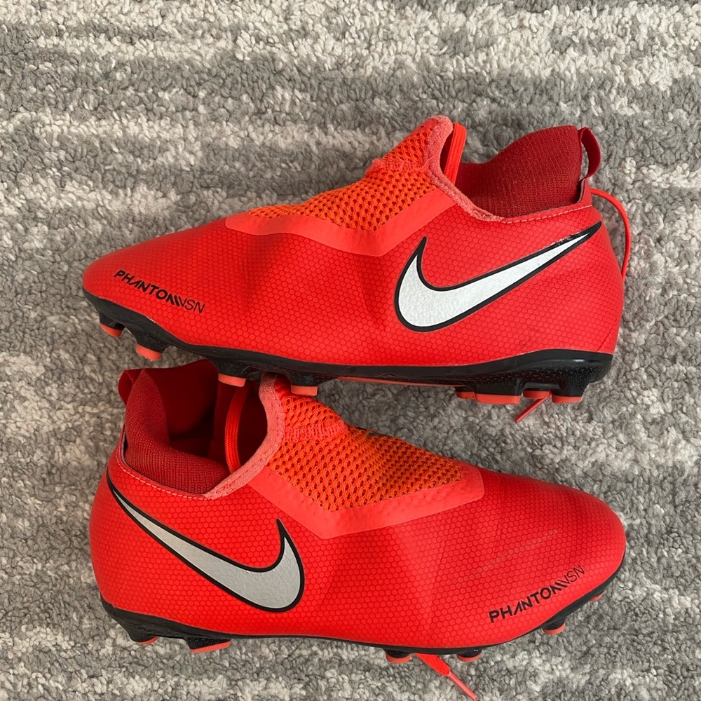 Nike Phantom VSN Kids Boys Bright Orange Soccer Futbal cleats, size 4
